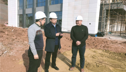 遂寧興業(yè)集團(tuán)黨委副書記、監(jiān)事會(huì)主席、工會(huì)主席石鎮(zhèn)槐深入遂寧市興學(xué)商務(wù)中心項(xiàng)目、公共衛(wèi)生臨床醫(yī)療中心一期項(xiàng)目進(jìn)行實(shí)地巡查